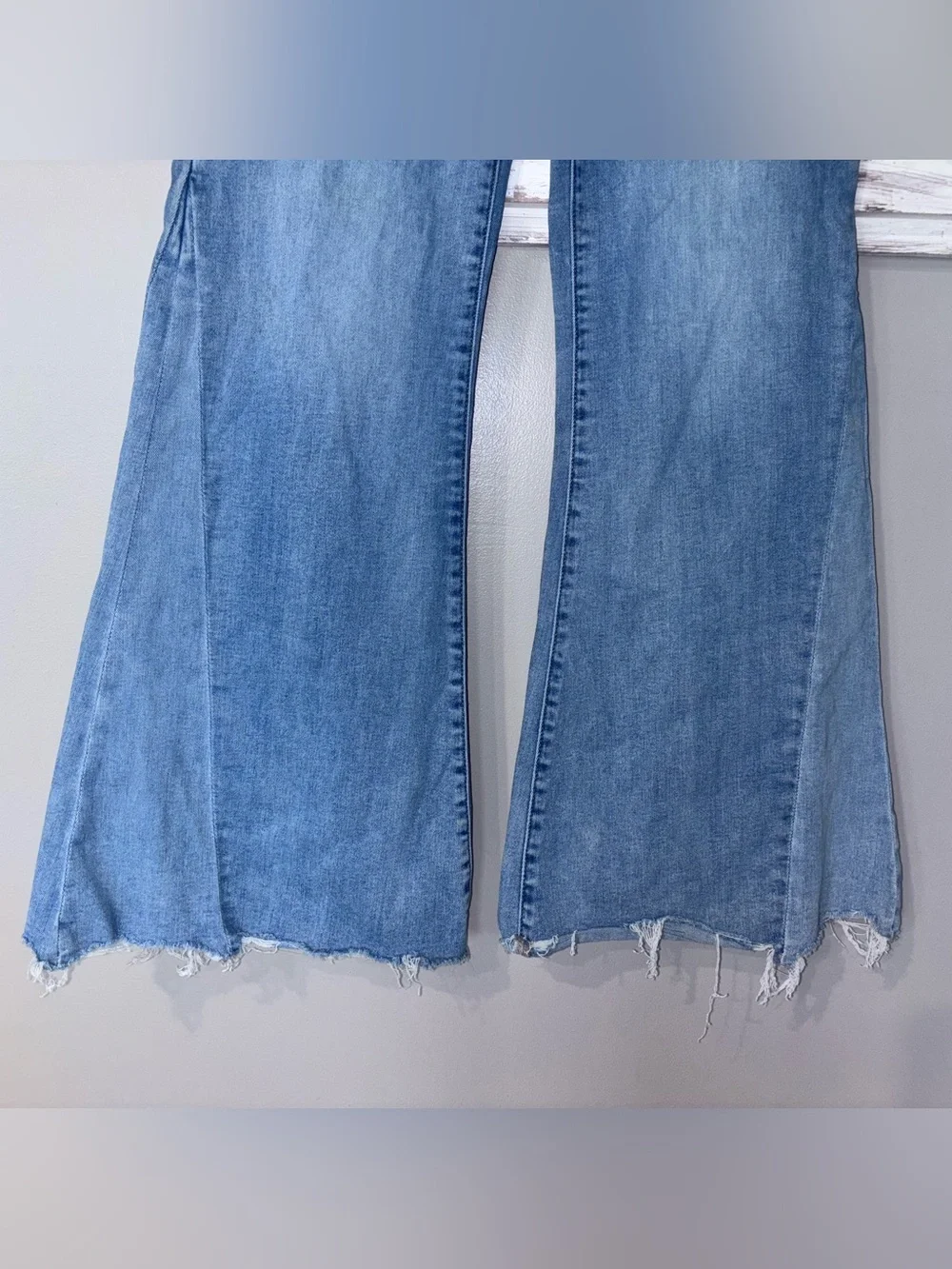 Trendy American Eagle Super High Rise Flare Jeans Womens 16 Blue Stretch Raw Hem - Picture 2 of 8